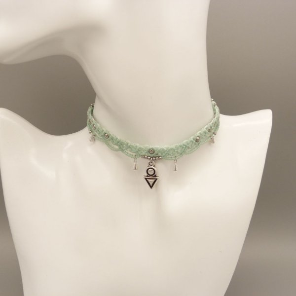 Necklace in green micro-macram&eacute; with water mint