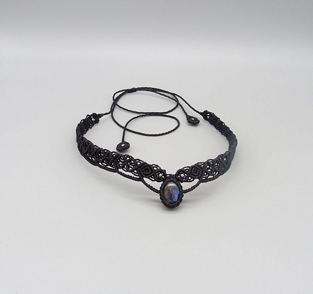 Collier ras de cou noir en micro-macram&eacute; avec une labradorite