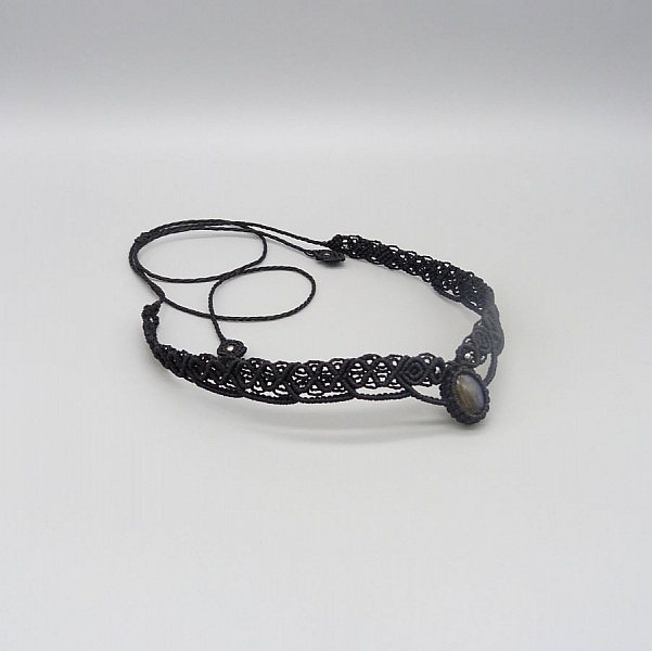 Collier ras de cou noir en micro-macram&eacute; avec une labradorite