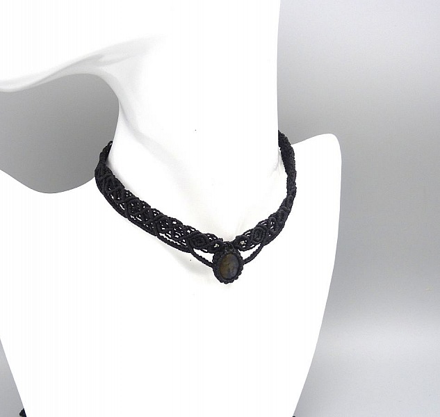 Collier ras de cou noir en micro-macram&eacute; avec une labradorite