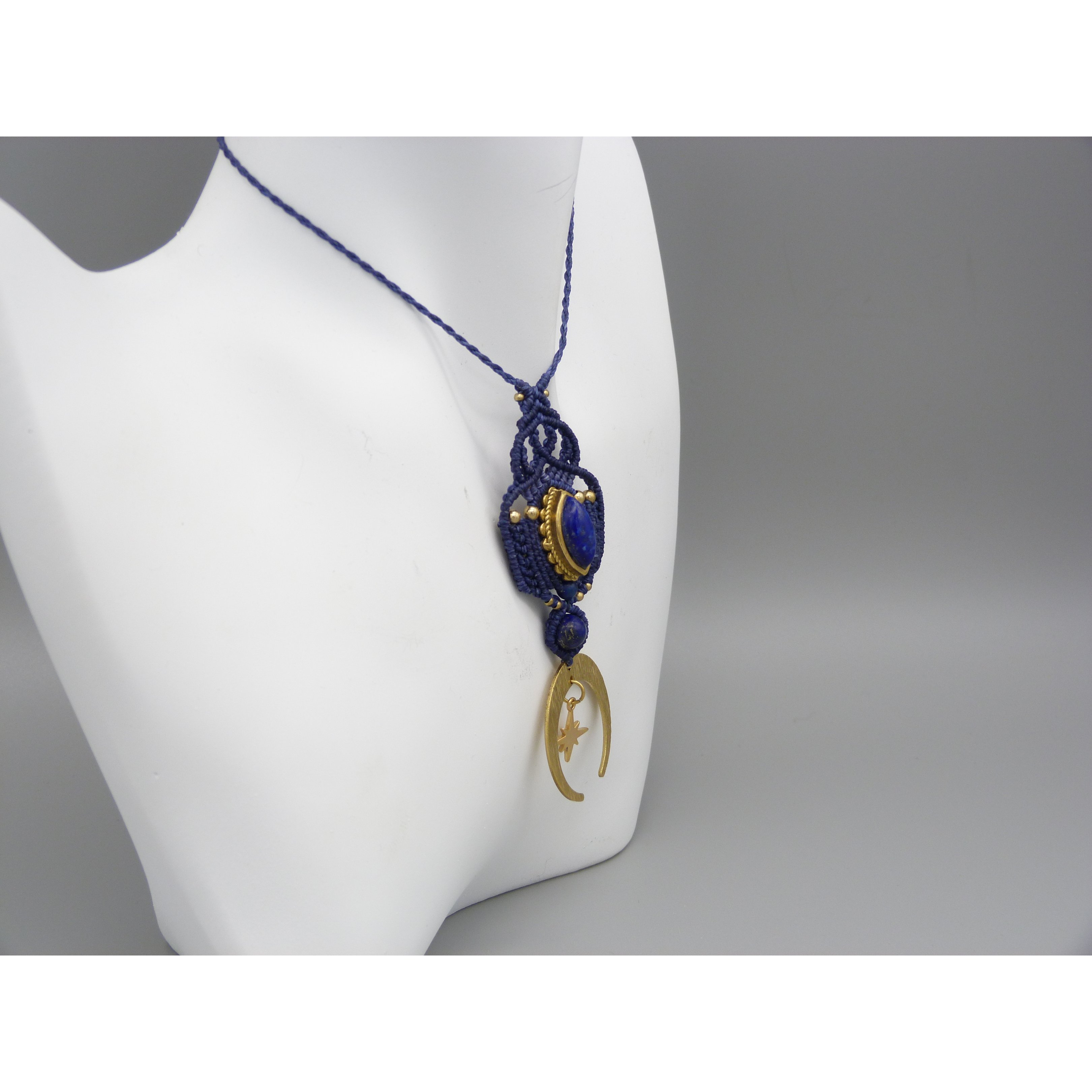 collier sautoir bleu en micro-macramé avec un lapis lazuli serti de laiton