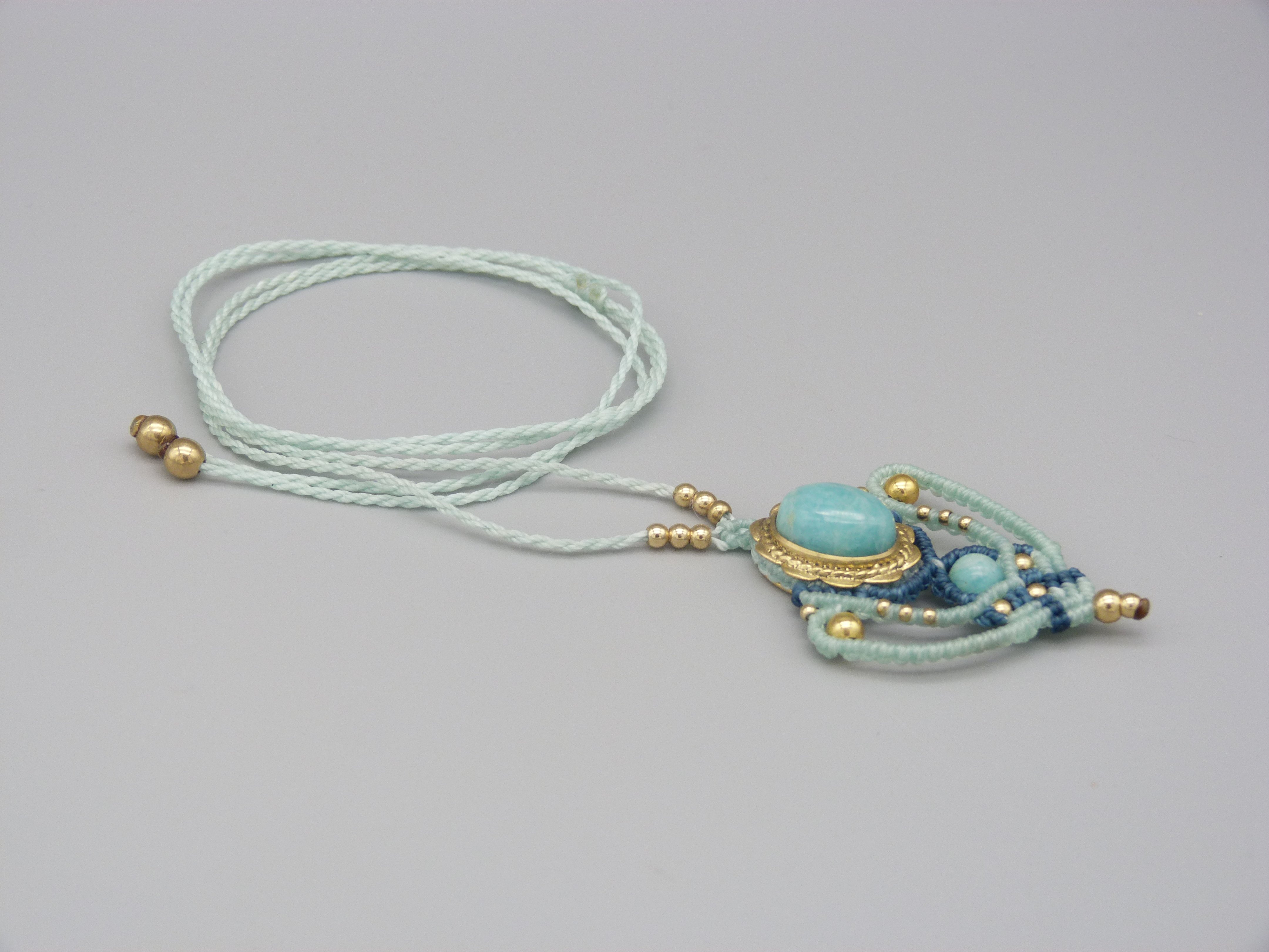 collier sautoir couleur menthe &agrave; l'eau en micro-macram&eacute; avec une amazonite sertie de laiton