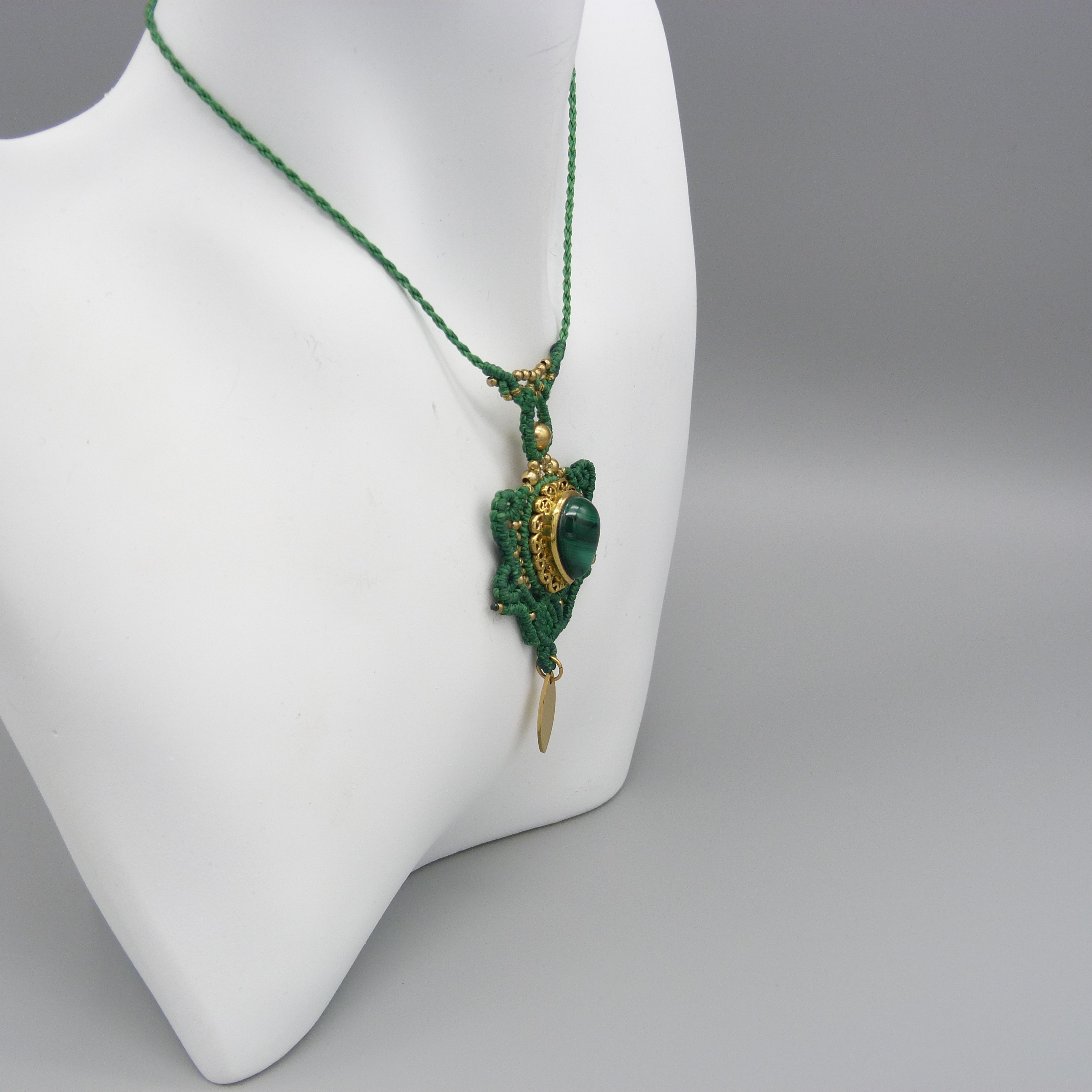 collier sautoir vert en micro-macramé avec une malachite sertie de laiton