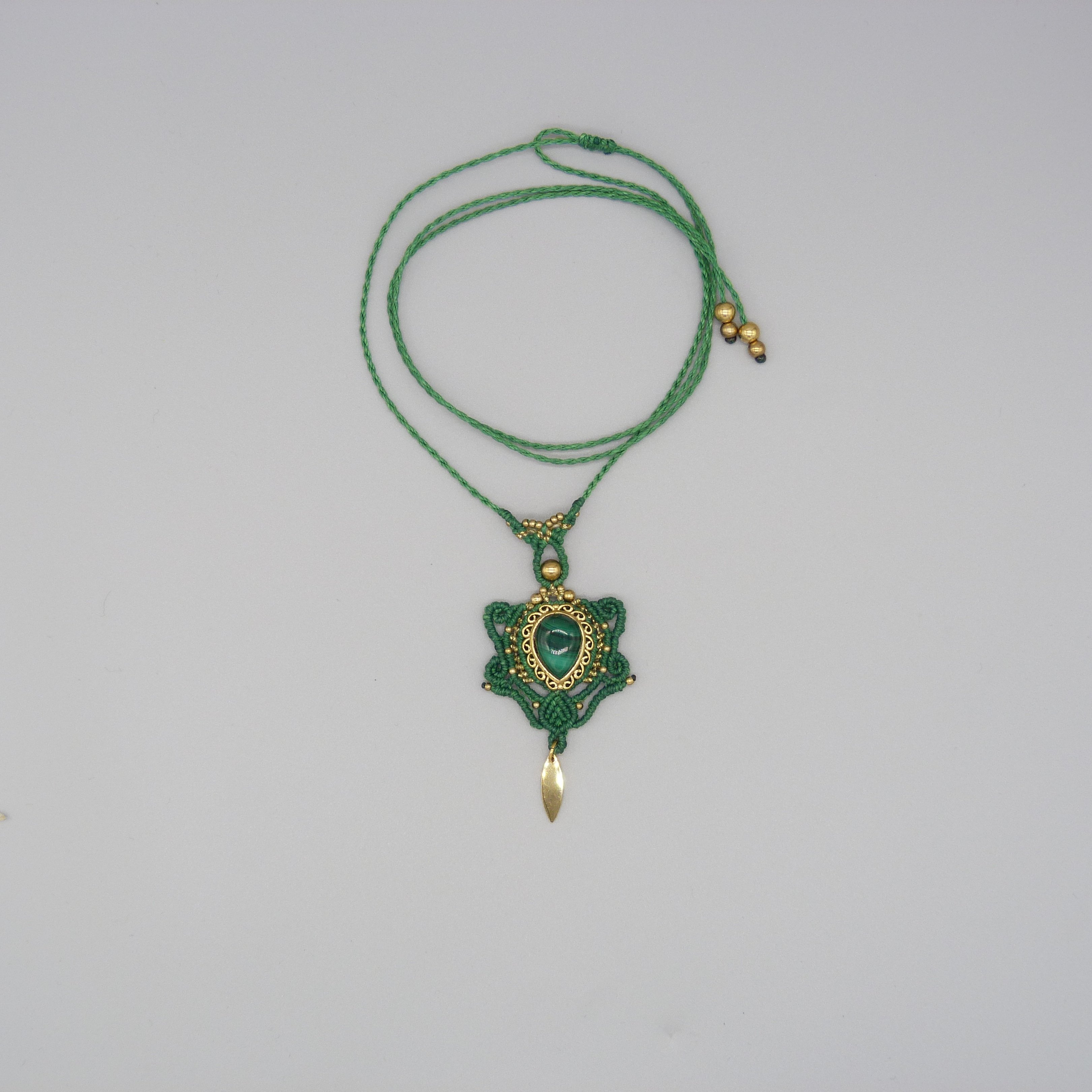 collier sautoir vert en micro-macram&eacute; avec une malachite sertie de laiton