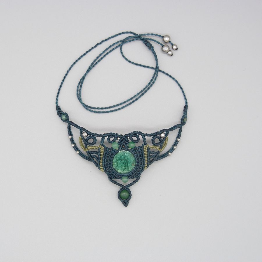 Emerald green necklace in micro-macramé with a ceramic set