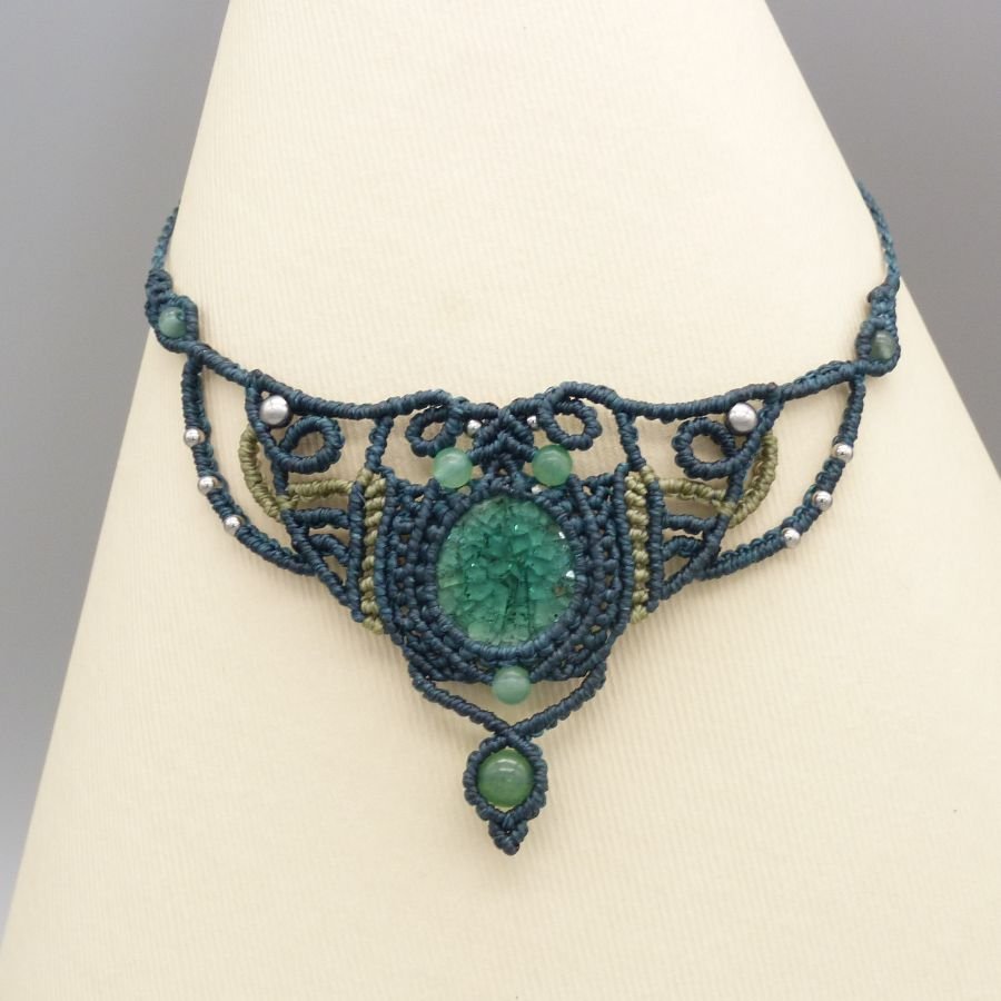 Emerald green necklace in micro-macramé with a ceramic set