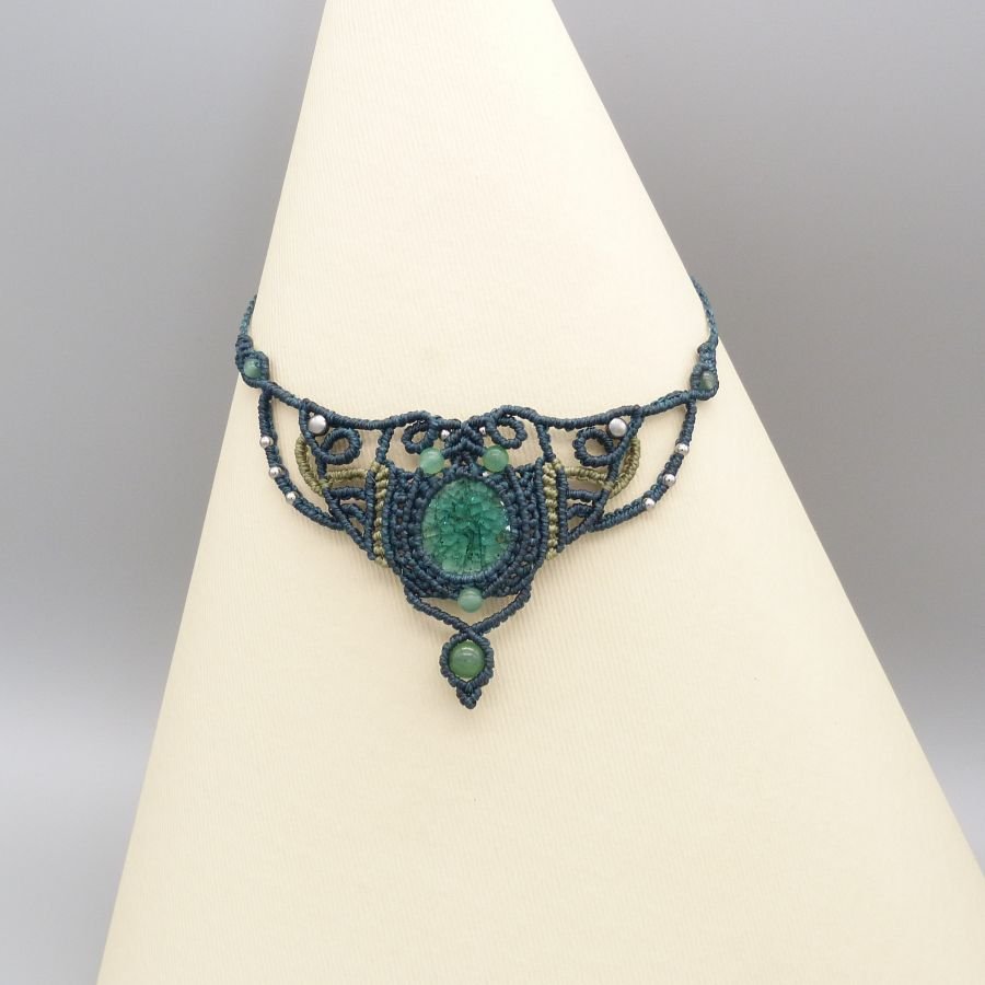 Emerald green necklace in micro-macramé with a ceramic set