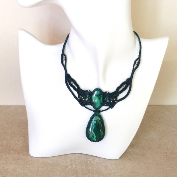 Green micro-macram&eacute; necklace with two malachites