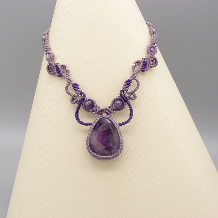 Purple micro-macramé necklace with an amethyst