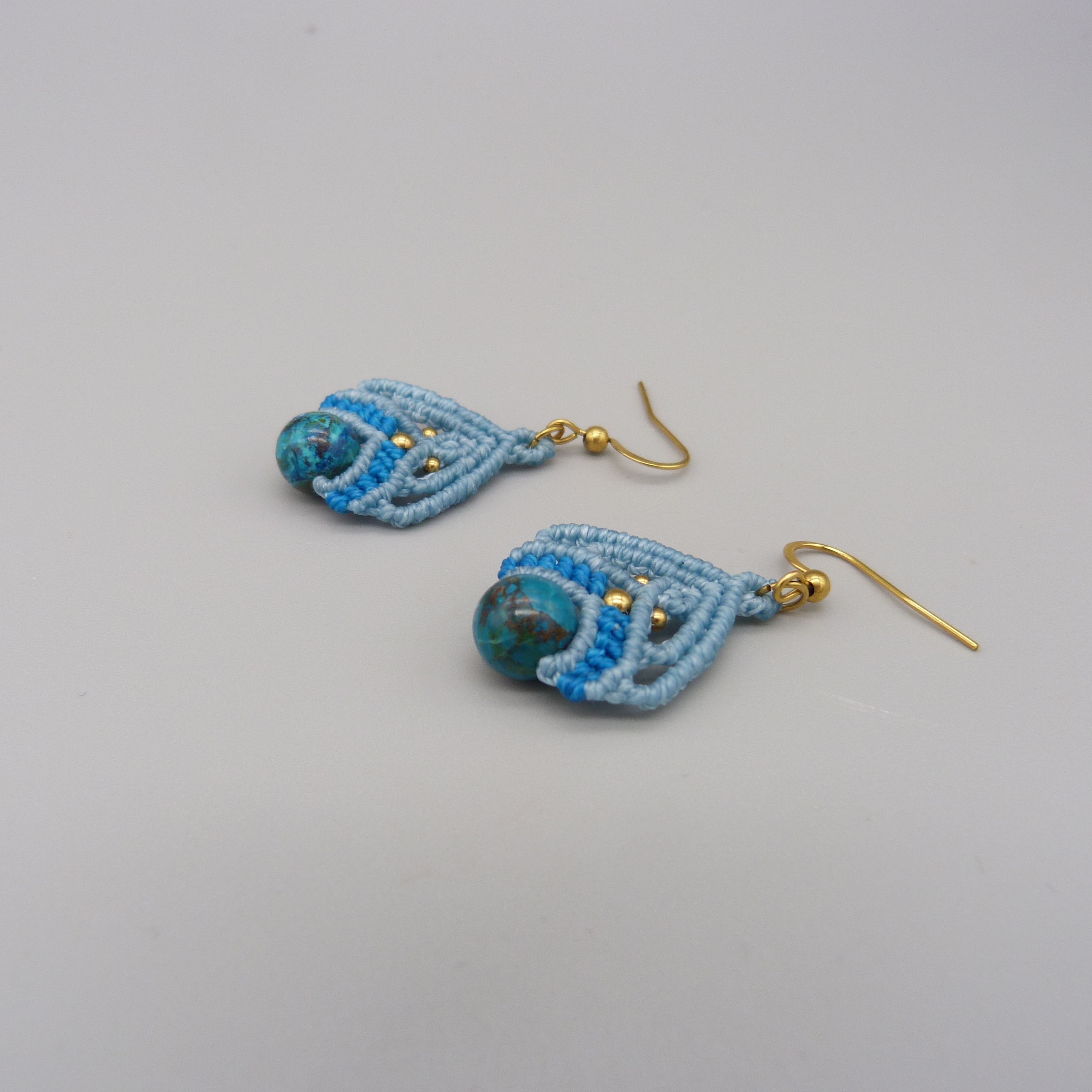 Paire de boucles d'oreilles bleues avec des perles en chrysocolle