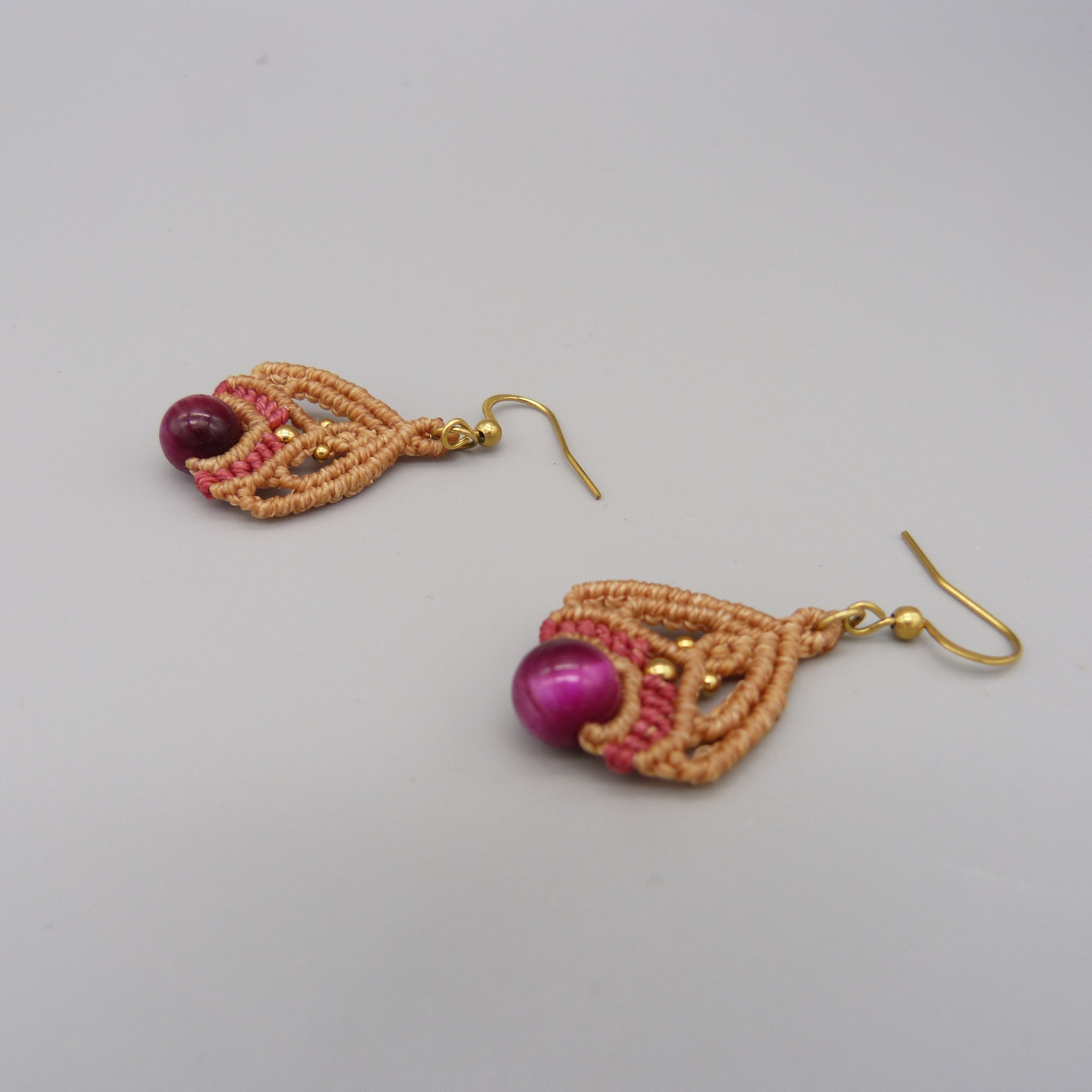 Paire de boucles d'oreilles bleues avec des perles en oeil de tigre teint&eacute;