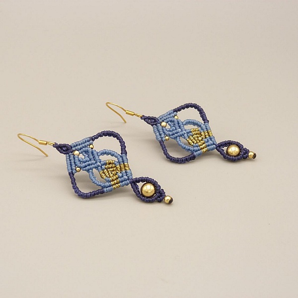 Pair of blue micro-macram&eacute; earrings 