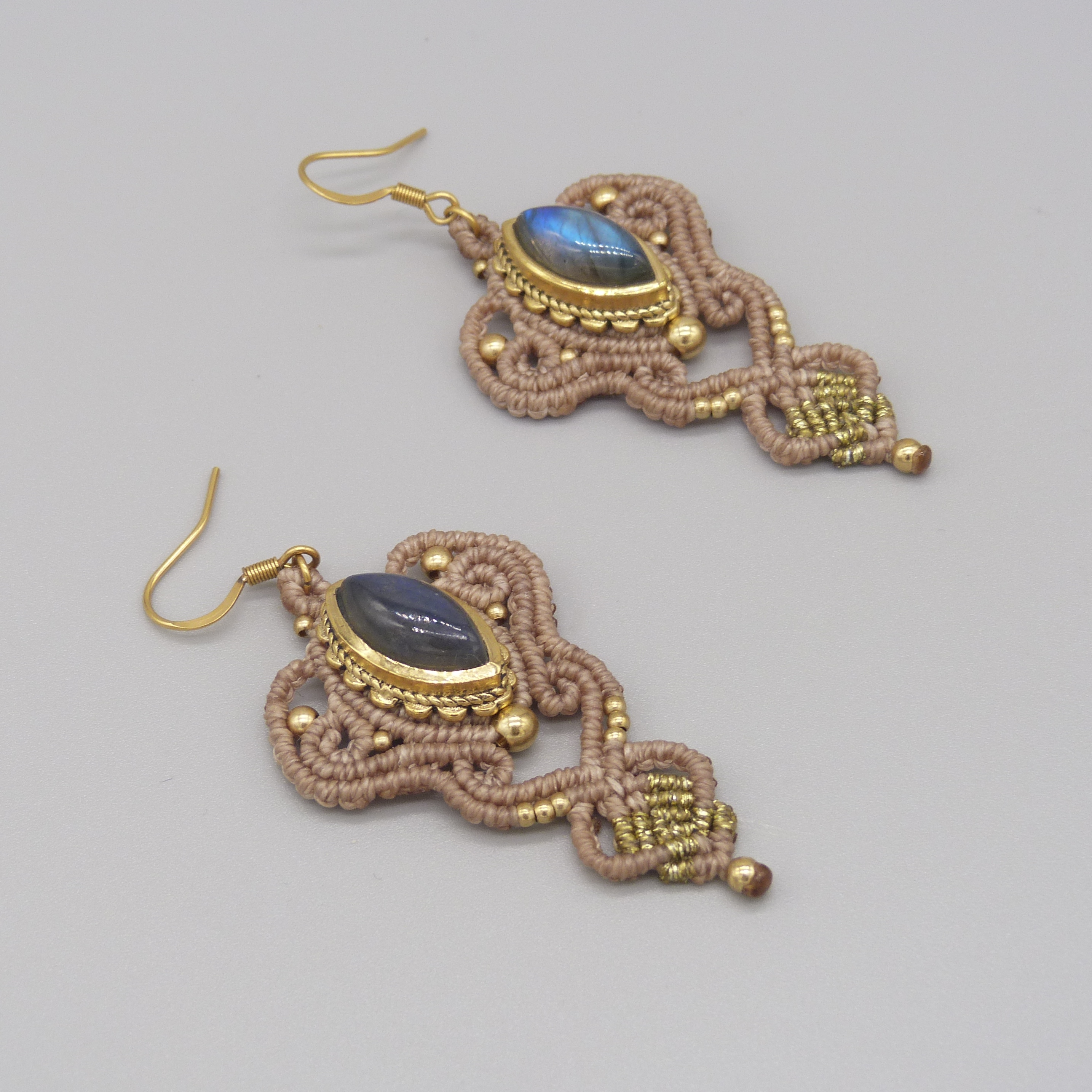 Paire de boucles d'oreilles couleur vanille en micro-macramé avec un labradorite sertie