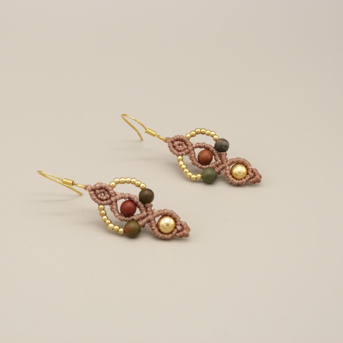 Pair of earrings in micro-macramé color taupe 