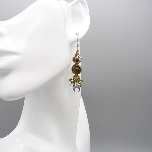Pair of golden micro-macram&eacute; earrings 