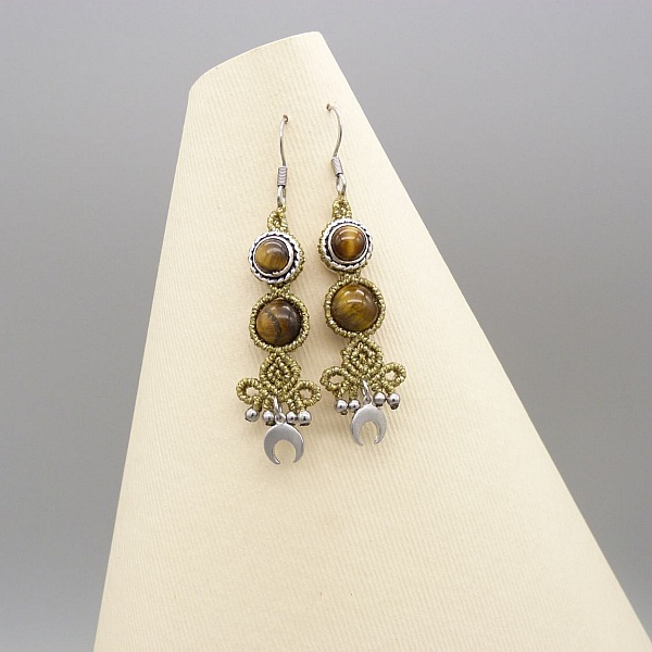 Pair of golden micro-macram&eacute; earrings 