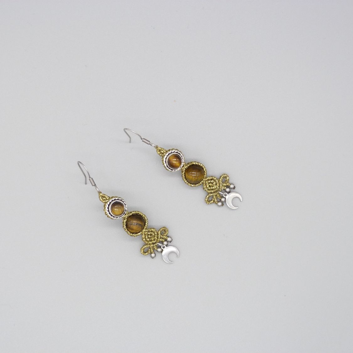 Pair of golden micro-macramé earrings 