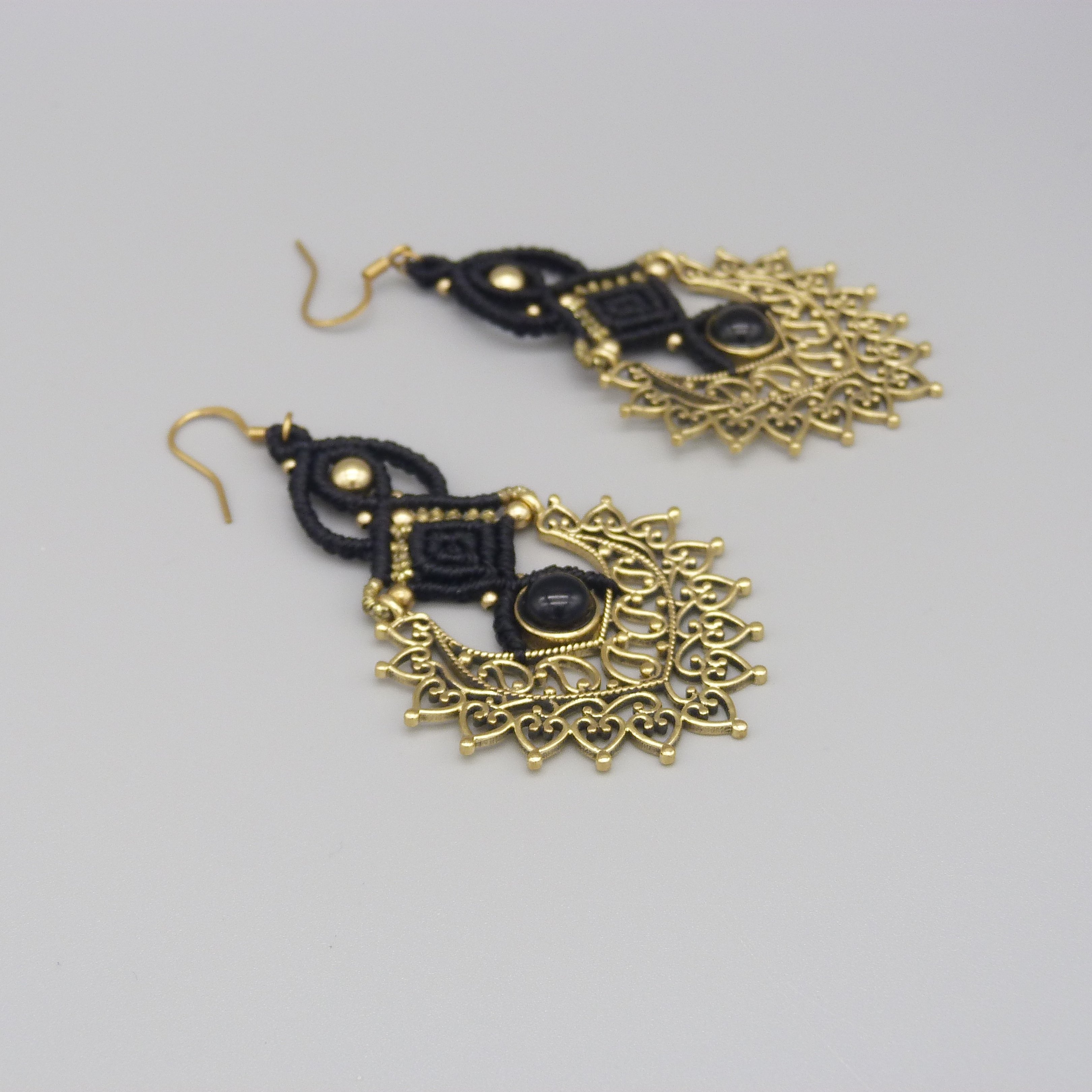 Paire de boucles d'oreilles noires en micro-macramé avec un onyx noir