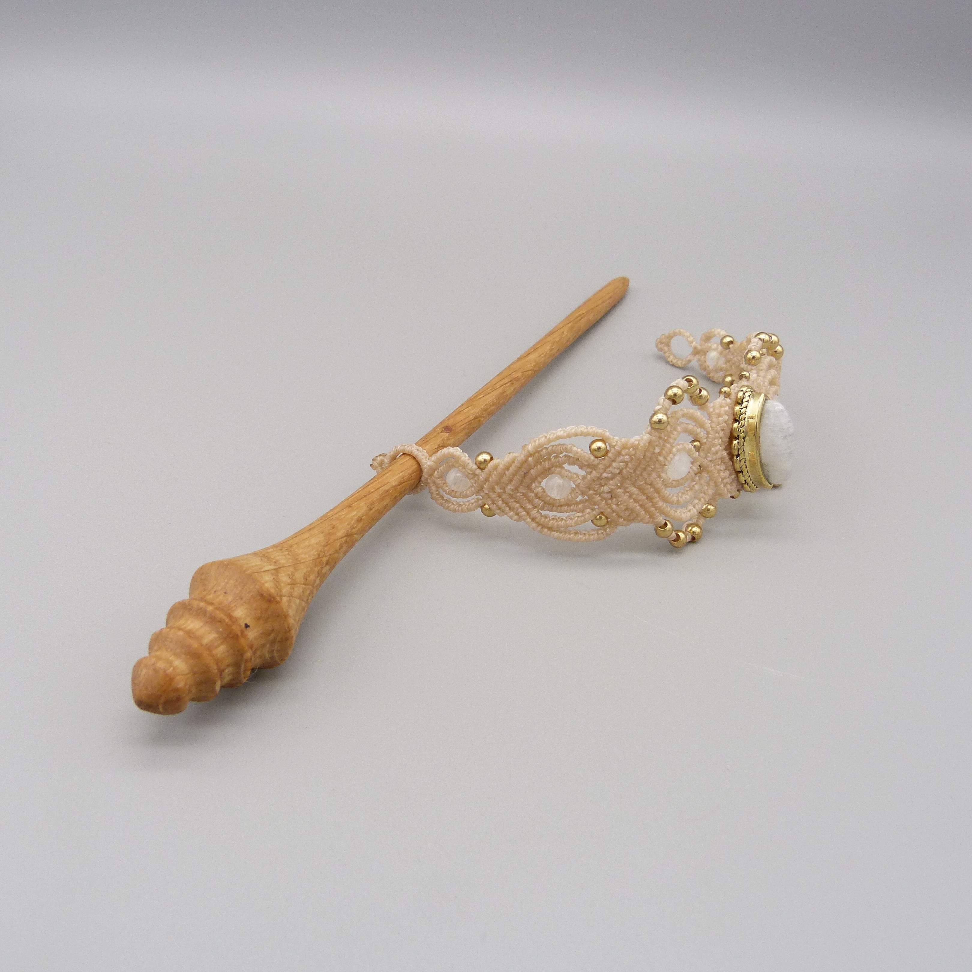 pic &agrave; cheveux avec ornement en micro-macram&eacute;