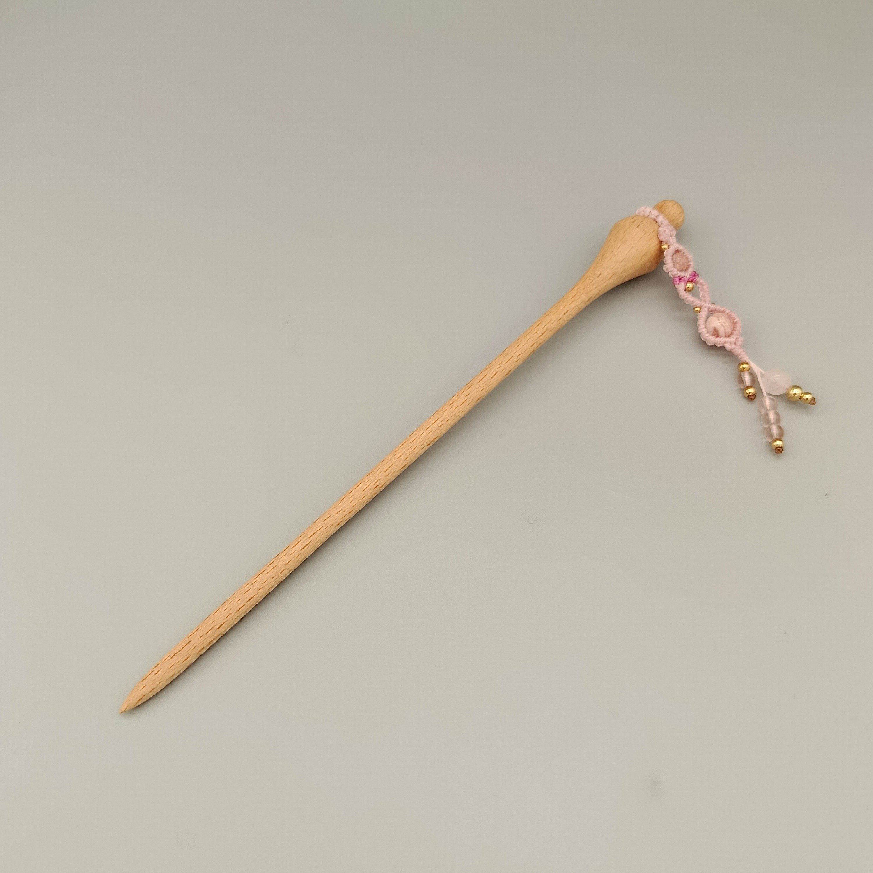 pic &agrave; cheveux avec ornement en micro-macram&eacute;