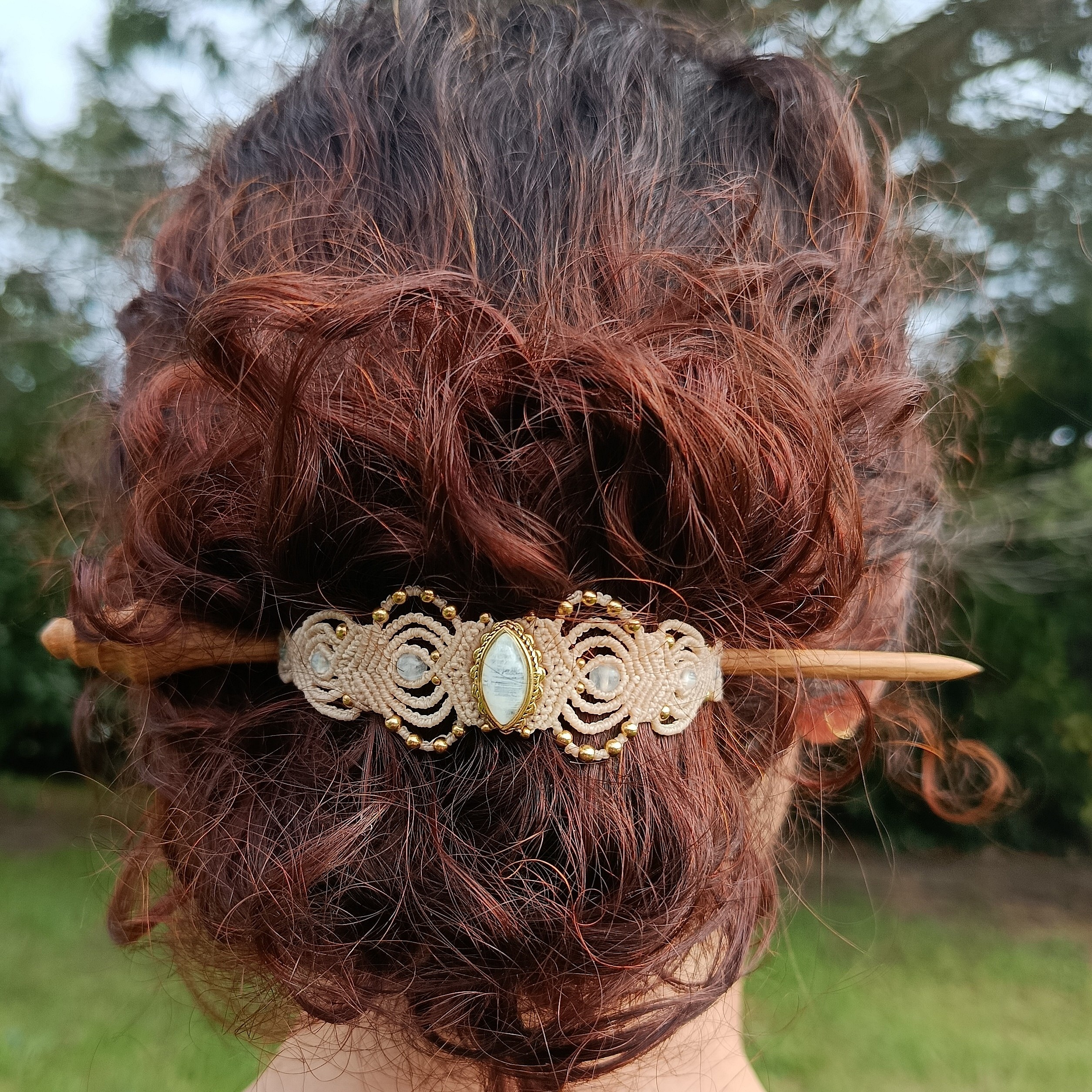 pic &agrave; cheveux avec ornement en micro-macram&eacute;