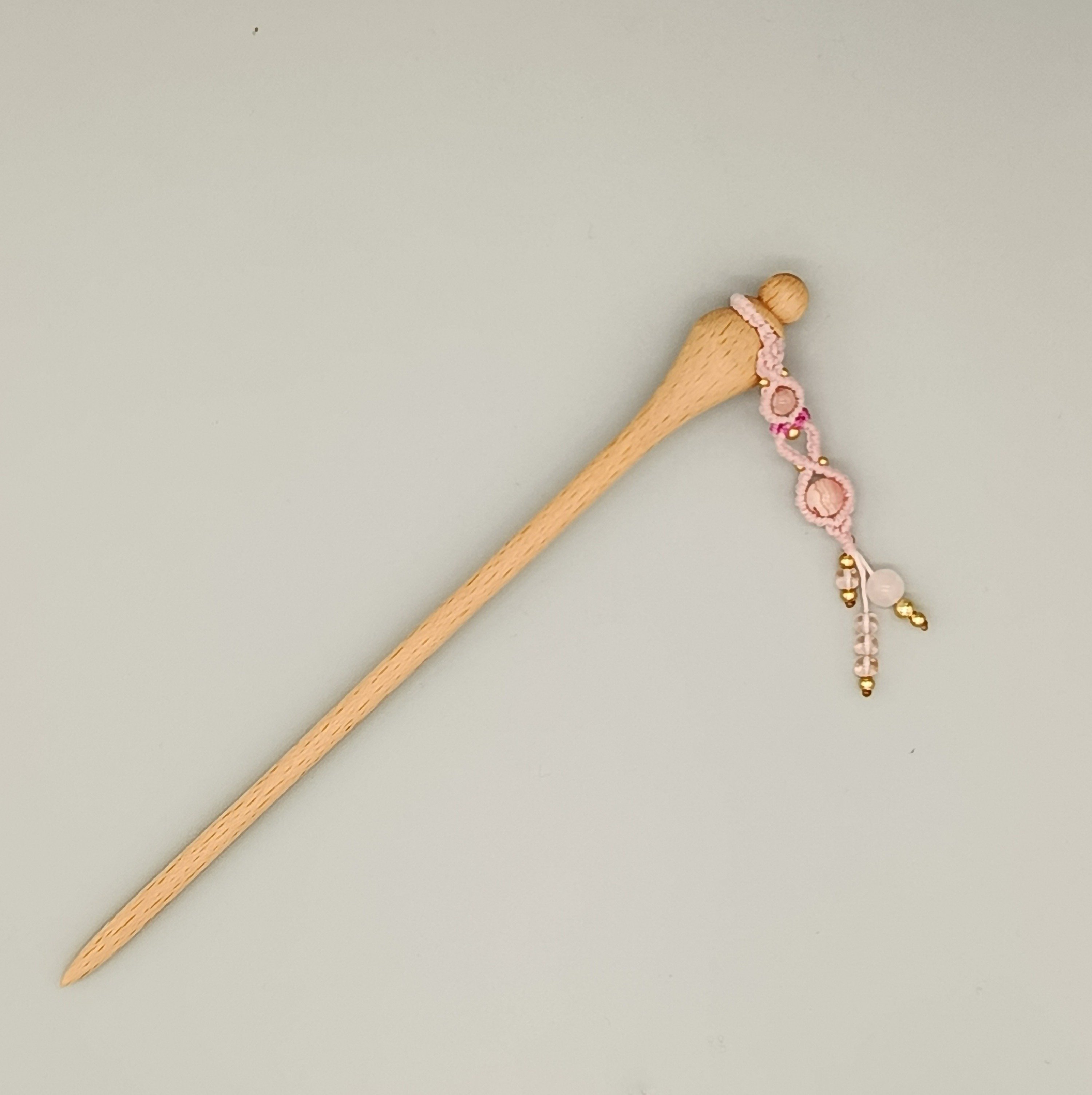 pic &agrave; cheveux avec ornement en micro-macram&eacute;