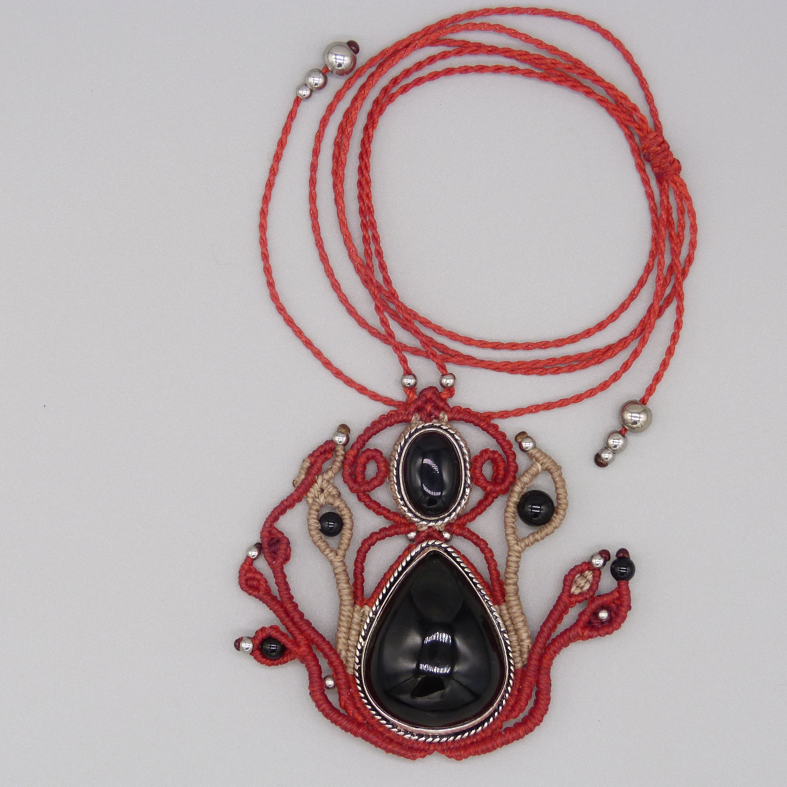 Sautoir en micro-macram&eacute; rouge avec une pierre onyx noire sertie de m&eacute;tal