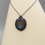 Dark grey micro-macramé necklace with a beautiful labradorite