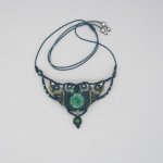 Emerald green necklace in micro-macramé with a ceramic set