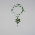 collier sautoir vert en micro-macramé avec une malachite sertie de laiton