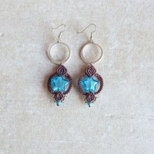 Earrings in micro-macramé chocolate brown/blue Murano glass star