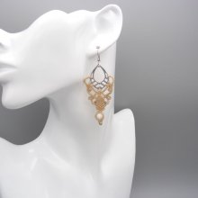 Sand color earrings in micro-macramé with a mother-of-pearl bead