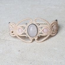 Off-white micro-macramé bracelet with a pink quartz stone