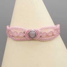 Pink micro-macramé bracelet with a stone set in pink quartz