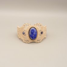 Light beige micro-macramé bracelet with a lapis lazuli