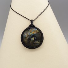 Collier noir en micro-macramé avec une labradorite