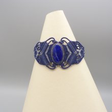 Commande personnalisée : Bracelet en micro-macramé bleu nuit avec un lapis lazuli serti de métal argenté