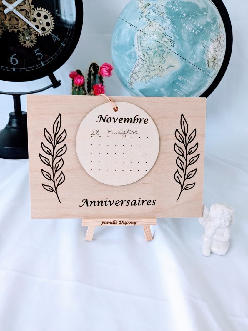 Calendrier des anniversaires en bois gravé, sur chevalet bois