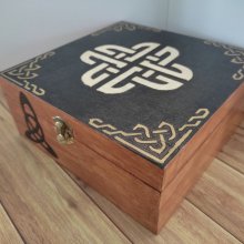 Wooden box marquetry in wood veneer and pyrographed reliefs of "Celtic" inspiration
