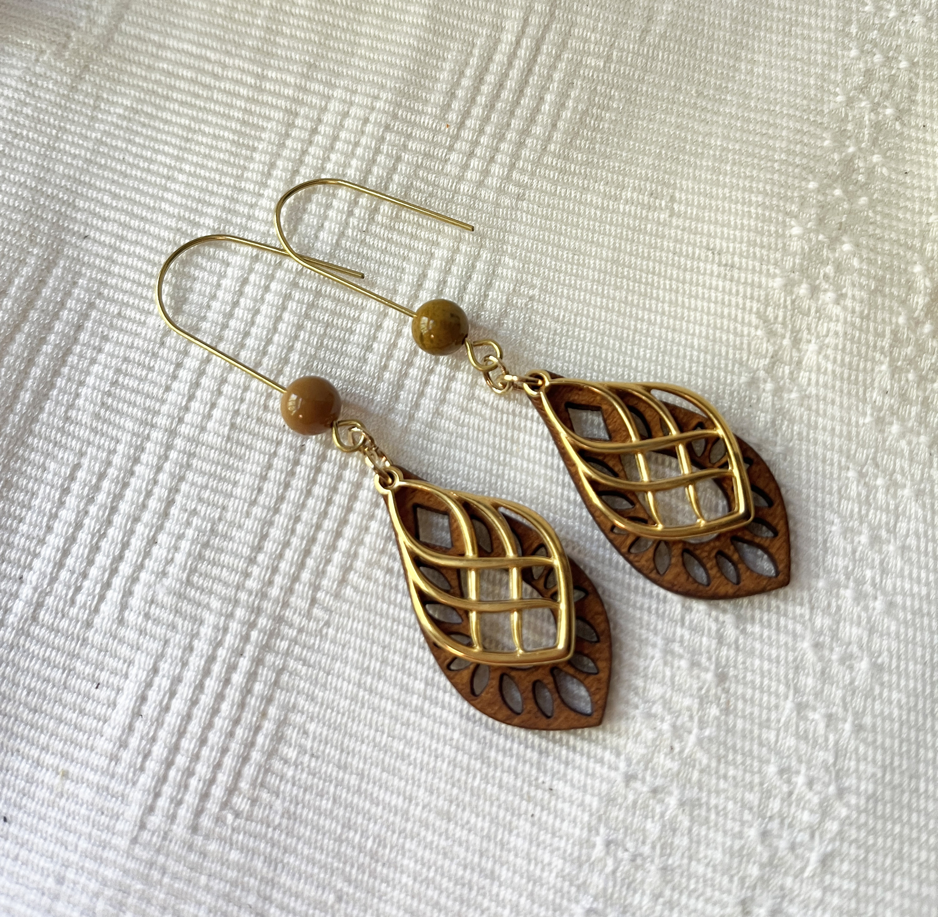 boucles d'oreilles bois et pampille doré