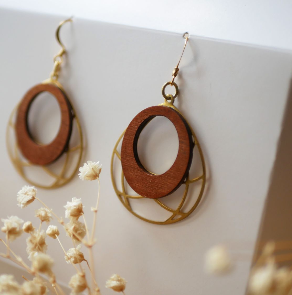 Earrings wings in cherry wood on openwork oval in gold brass