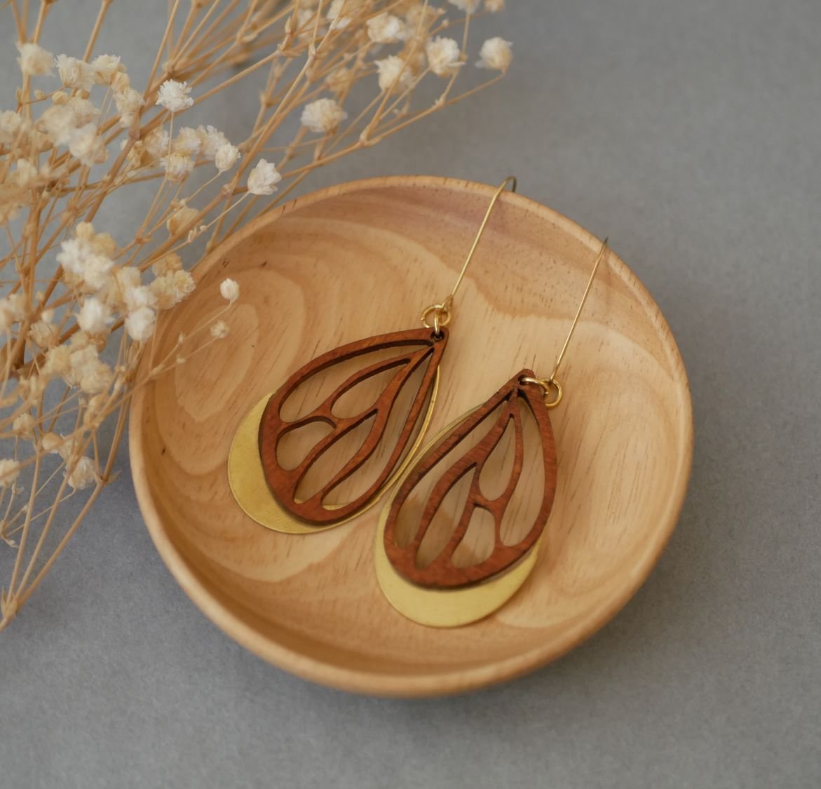 Earrings wings in cherry wood on openwork oval in gold brass