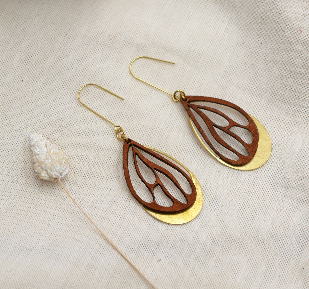 Earrings wings in cherry wood on openwork oval in gold brass