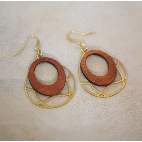 Earrings wings in cherry wood on openwork oval in gold brass