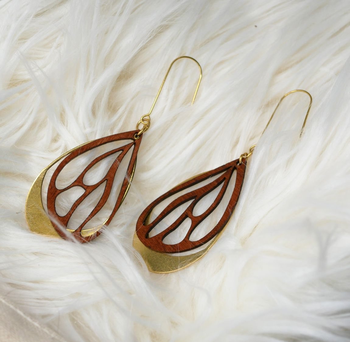 Earrings wings in cherry wood on openwork oval in gold brass