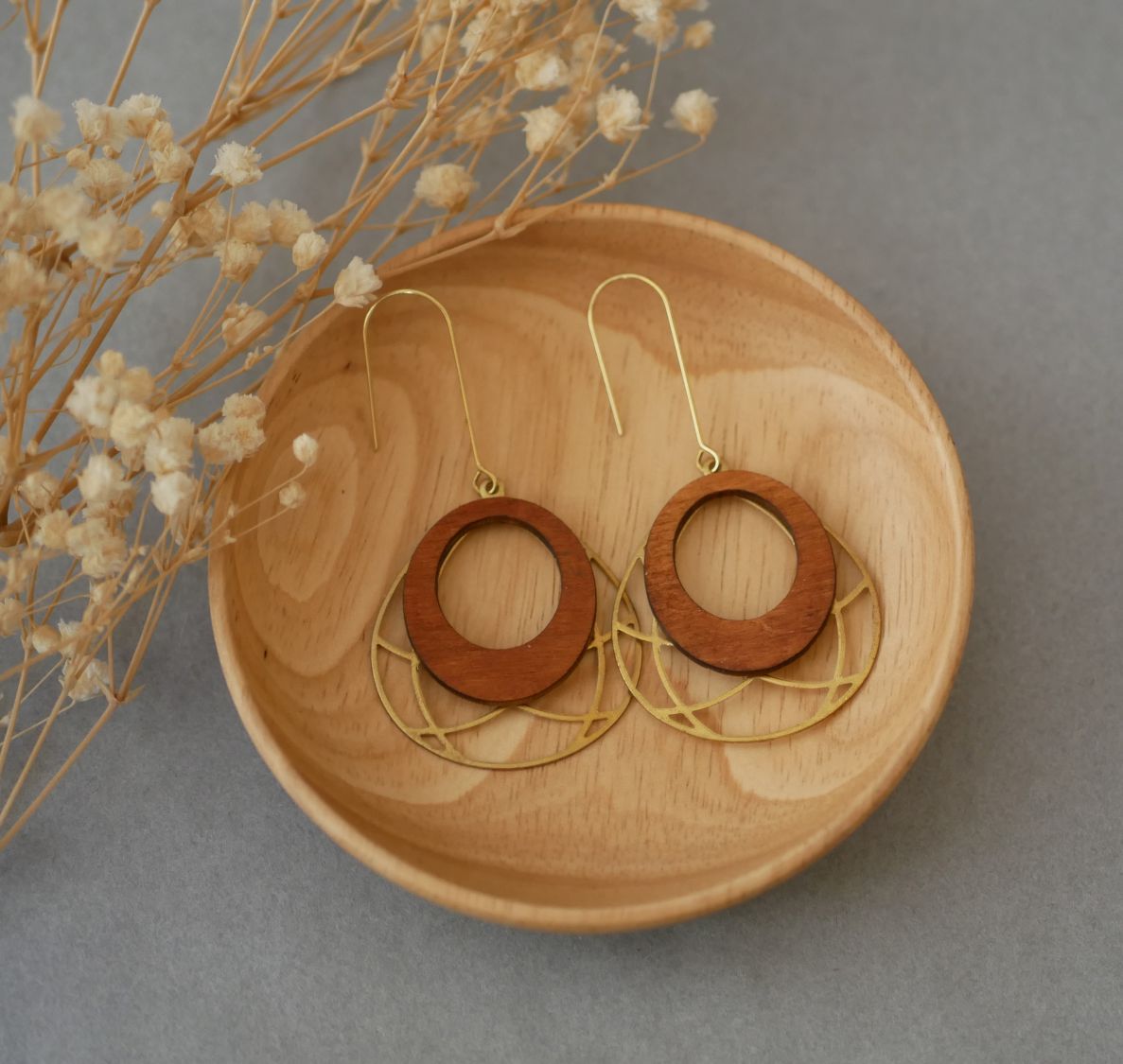 Earrings wings in cherry wood on openwork oval in gold brass