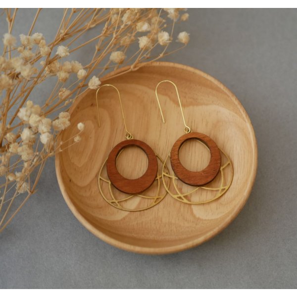 Earrings wings in cherry wood on openwork oval in gold brass