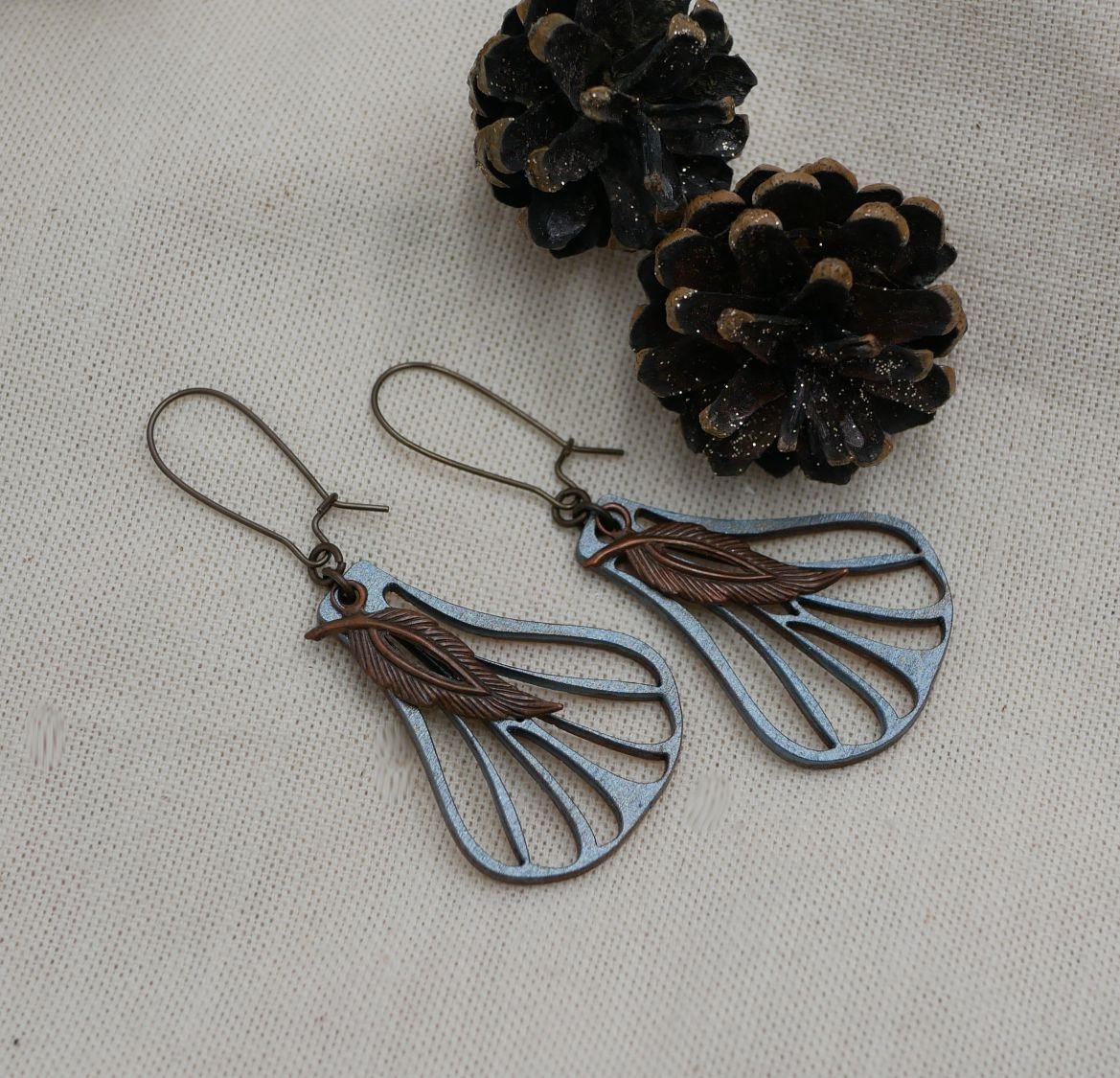 Boucles d'oreilles ailes en bois peint gris métallisé et feuilles cuivrées