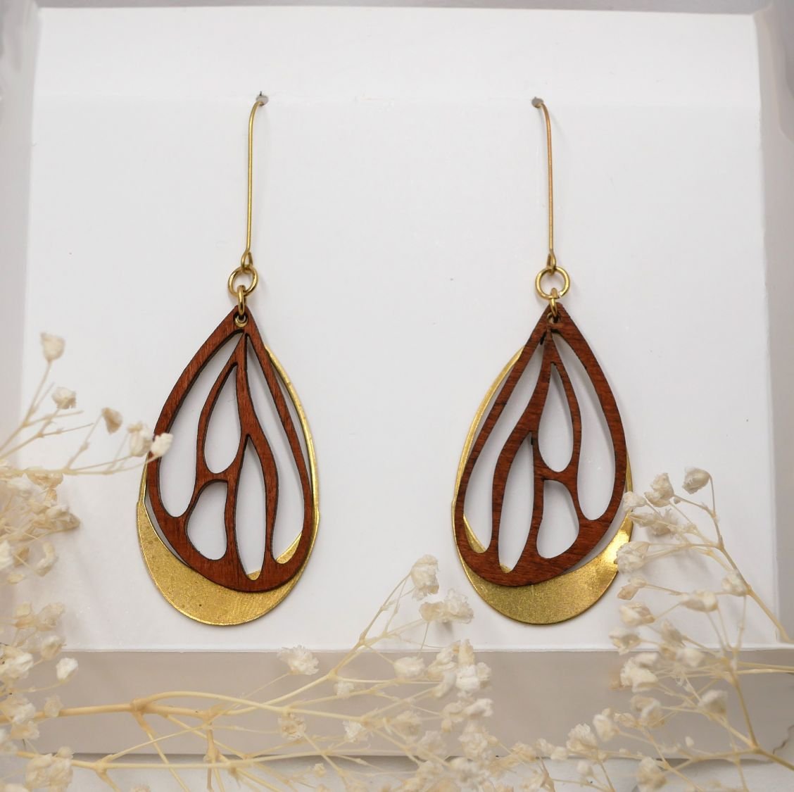 Earrings wings in cherry wood on openwork oval in gold brass