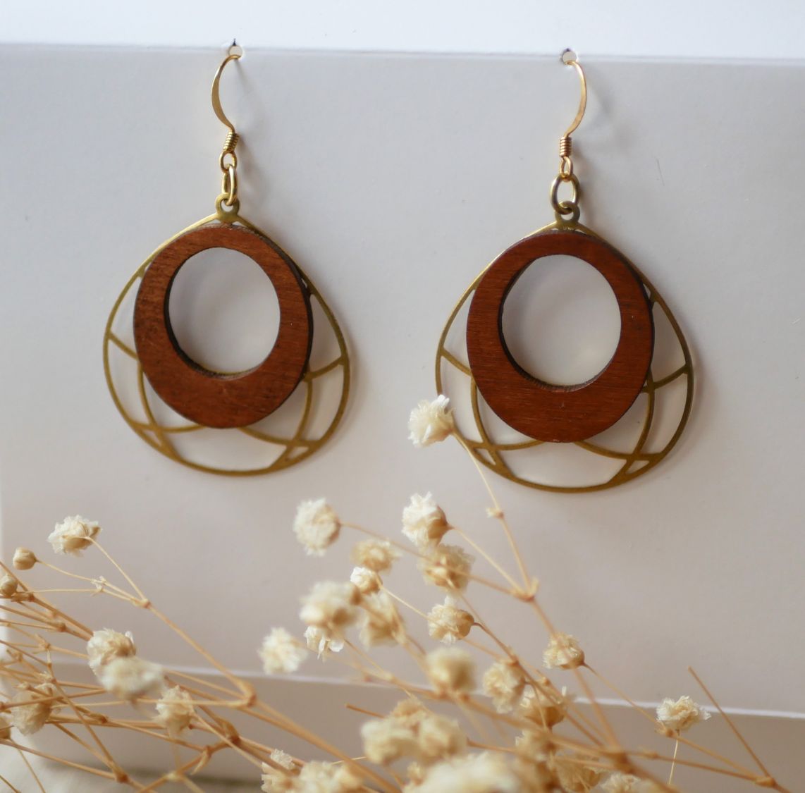 Earrings wings in cherry wood on openwork oval in gold brass